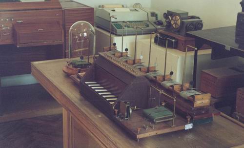 Стрелочный электромагнитный телеграфный аппарат П.Л. Шиллинга. В основу работы аппарата положено явление отклонения магнитной стрелки в результате действия электрического тока.<br> Шестимультипликаторный аппарат (аппарат с оптическим (визуальным) приемом кодовой информации) представляет собой приемник и передатчик, соединенные 8-проводной линией связи.<br> Телеграфный аппарат П.Л. Шиллинга считается первым электрическим аппаратом, пригодным для практического использования.